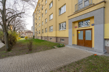 náhled na bytový dům, vstup  - Prodej bytu 2+1 v osobním vlastnictví 69 m², Praha 10 - Strašnice