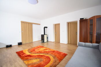 Obývací pokoj s krbovými kamny - Pronájem bytu 3+1 v družstevním vlastnictví 75 m², Zákolany