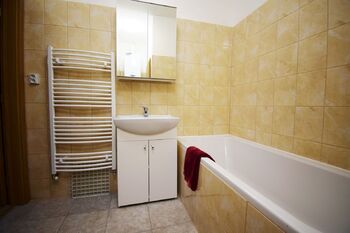 Pronájem bytu 3+1 v družstevním vlastnictví 75 m², Zákolany