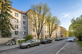 Dům z vnitrobloku - Prodej bytu 3+kk v osobním vlastnictví 69 m², Praha 10 - Strašnice