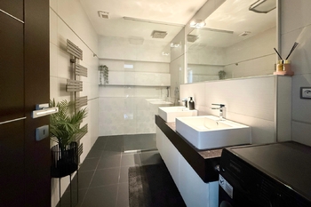 Koupelna - Prodej bytu 3+kk v osobním vlastnictví 69 m², Praha 10 - Strašnice