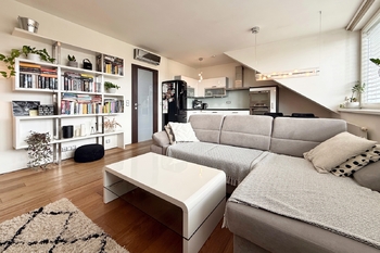 Obývací pokoj s kuchyní - Prodej bytu 3+kk v osobním vlastnictví 69 m², Praha 10 - Strašnice