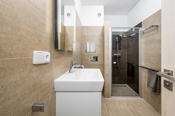 koupelna s wc - Prodej bytu 2+kk v osobním vlastnictví 50 m², České Budějovice