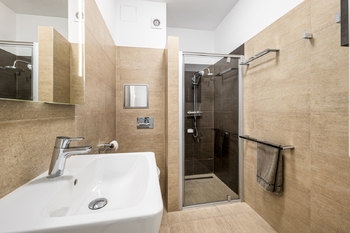 koupelna s wc - Prodej bytu 2+kk v osobním vlastnictví 50 m², České Budějovice