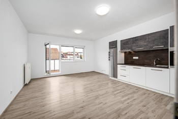 obývací pokoj s kuchyní - Prodej bytu 2+kk v osobním vlastnictví 50 m², České Budějovice 