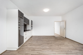 obývací pokoj s kuchyní - Prodej bytu 2+kk v osobním vlastnictví 50 m², České Budějovice