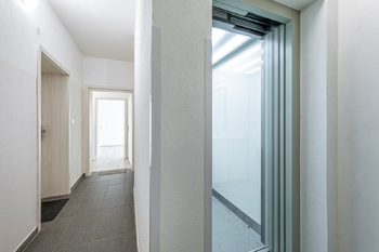 výtah a vstup do bytu - Prodej bytu 2+kk v osobním vlastnictví 50 m², České Budějovice