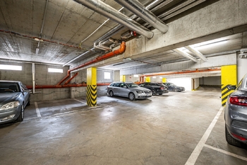 společná garáž - Prodej bytu 2+kk v osobním vlastnictví 50 m², České Budějovice