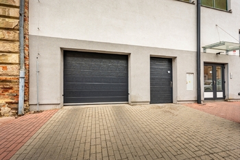 vjezd do garáže  - Prodej bytu 2+kk v osobním vlastnictví 50 m², České Budějovice