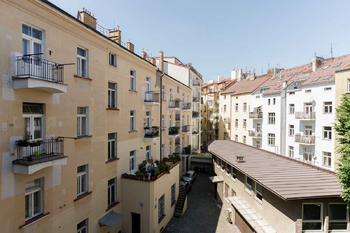 Výhled z kuchyně a obývacího pokoje - Pronájem bytu 3+1 v osobním vlastnictví 103 m², Praha 6 - Dejvice