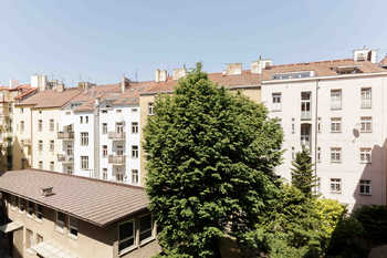 Výhled z kuchyně a obývacího pokoje - Pronájem bytu 3+1 v osobním vlastnictví 103 m², Praha 6 - Dejvice