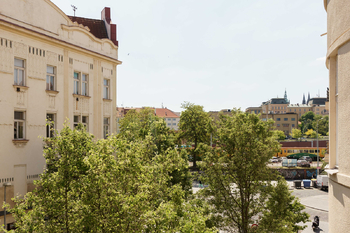 Výhled z ložnic - Pronájem bytu 3+1 v osobním vlastnictví 103 m², Praha 6 - Dejvice