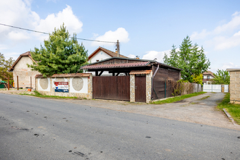 Vjezd z ulice - Prodej domu 180 m², Doubek
