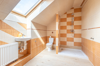 Koupelna v patře - Prodej domu 180 m², Doubek