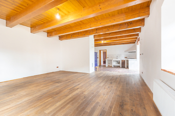 Obývací pokoj a kuchyně - Prodej domu 180 m², Doubek