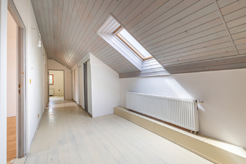 Chodba v patře s úložnými prostory - Prodej domu 180 m², Doubek