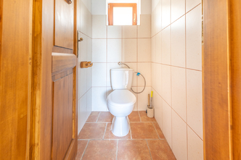 Samostatné WC v přízemí - Prodej domu 180 m², Doubek