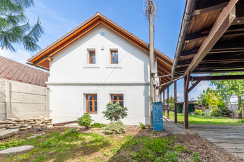 Pohled na dům ze zahrady - Prodej domu 180 m², Doubek