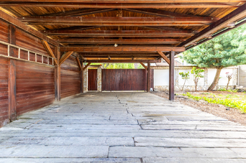 Vjezd na pozemek s parkováním - Prodej domu 180 m², Doubek