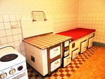 Funkční kachlová kamna. - Prodej zemědělského objektu 455 m², Zálší