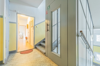 vchod do bytu, výtah - Pronájem bytu 2+1 v osobním vlastnictví 49 m², Kladno