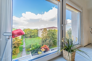 výhled z kuchyně - Pronájem bytu 2+1 v osobním vlastnictví 49 m², Kladno