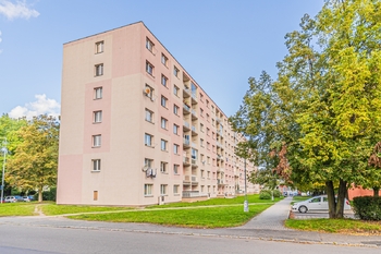 budova - Pronájem bytu 2+1 v osobním vlastnictví 49 m², Kladno