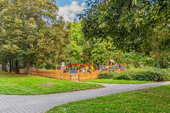 okolí budovy - Pronájem bytu 2+1 v osobním vlastnictví 49 m², Kladno