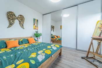 ložnice s vestavěnou skříní - Pronájem bytu 2+1 v osobním vlastnictví 49 m², Kladno
