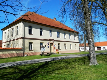 Obecní úřad a knihovna. - Prodej domu 455 m², Zálší