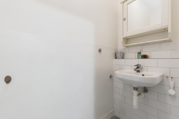 WC v přízemí - Prodej domu 260 m², Horoměřice