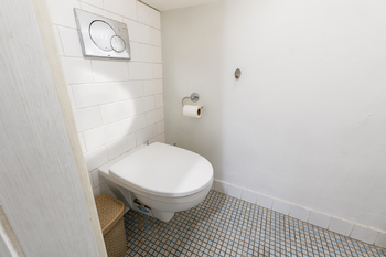 WC v přízemí - Prodej domu 260 m², Horoměřice