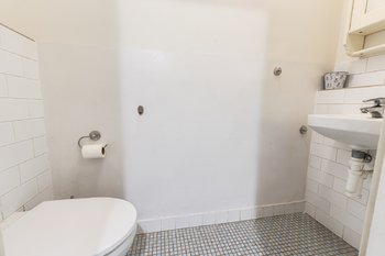 WC v přízemí - Prodej domu 260 m², Horoměřice