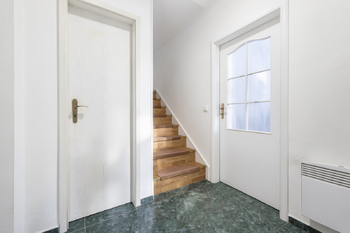 Chodbička v přízemí - Prodej domu 260 m², Horoměřice