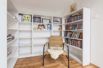 Knihovna - Prodej domu 260 m², Horoměřice