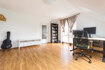 1. pokoj v patře - Prodej domu 260 m², Horoměřice