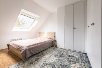 2. pokoj v patře - Prodej domu 260 m², Horoměřice