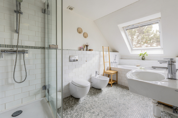 1. koupelna v patře - Prodej domu 260 m², Horoměřice