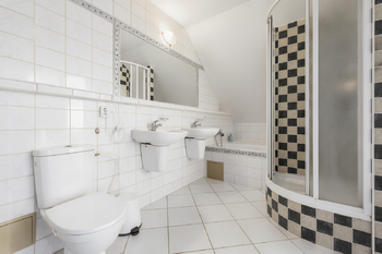 2. koupelna v patře - Prodej domu 260 m², Horoměřice