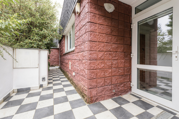 Vstup do domu z technické místnosti - Prodej domu 260 m², Horoměřice