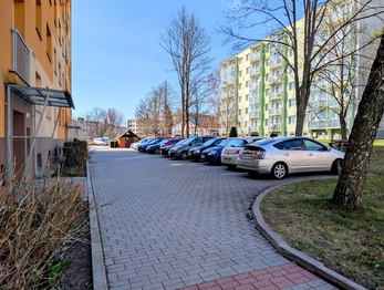 parkování před domem ... - Pronájem bytu 2+kk v družstevním vlastnictví 54 m², Havlíčkův Brod