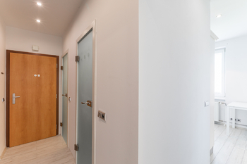 Chodba bytu - Pronájem bytu 2+1 v osobním vlastnictví 53 m², Praha 9 - Hloubětín