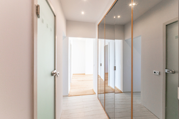 Chodba bytu - Pronájem bytu 2+1 v osobním vlastnictví 53 m², Praha 9 - Hloubětín