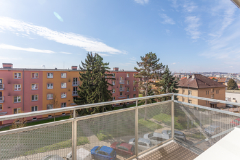 Balkon a výhled - Pronájem bytu 2+1 v osobním vlastnictví 53 m², Praha 9 - Hloubětín