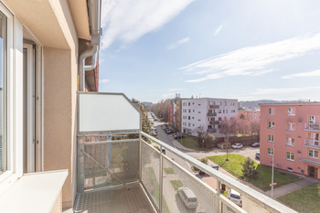 Balkon a výhled - Pronájem bytu 2+1 v osobním vlastnictví 53 m², Praha 9 - Hloubětín