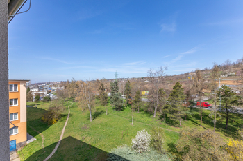 Výhled z bytu - Pronájem bytu 2+1 v osobním vlastnictví 53 m², Praha 9 - Hloubětín