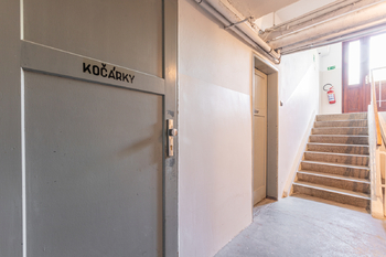 Kolárna a kočárkárna domu - Pronájem bytu 2+1 v osobním vlastnictví 53 m², Praha 9 - Hloubětín