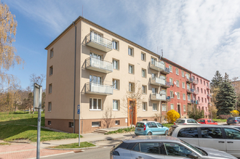 Pohled na dům - Pronájem bytu 2+1 v osobním vlastnictví 53 m², Praha 9 - Hloubětín