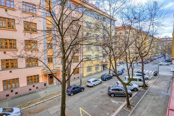 Pohled z bytu do ulice - Prodej bytu 2+kk v osobním vlastnictví 44 m², Praha 3 - Žižkov