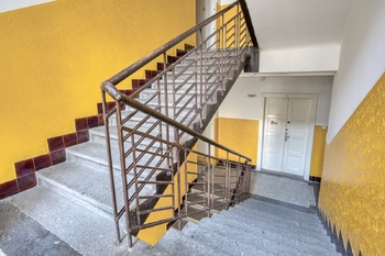 Schodiště - Prodej bytu 2+kk v osobním vlastnictví 44 m², Praha 3 - Žižkov